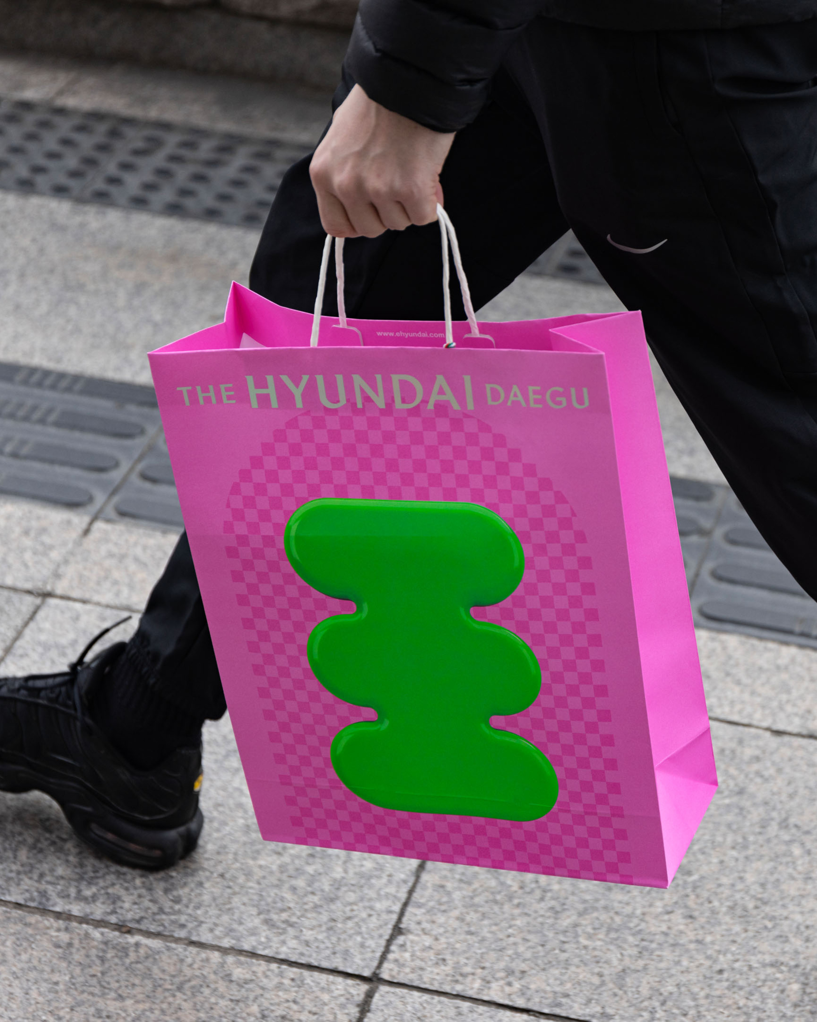 Shopping bag design as part of a campaign for the Hyundai Department Store in Daegu.