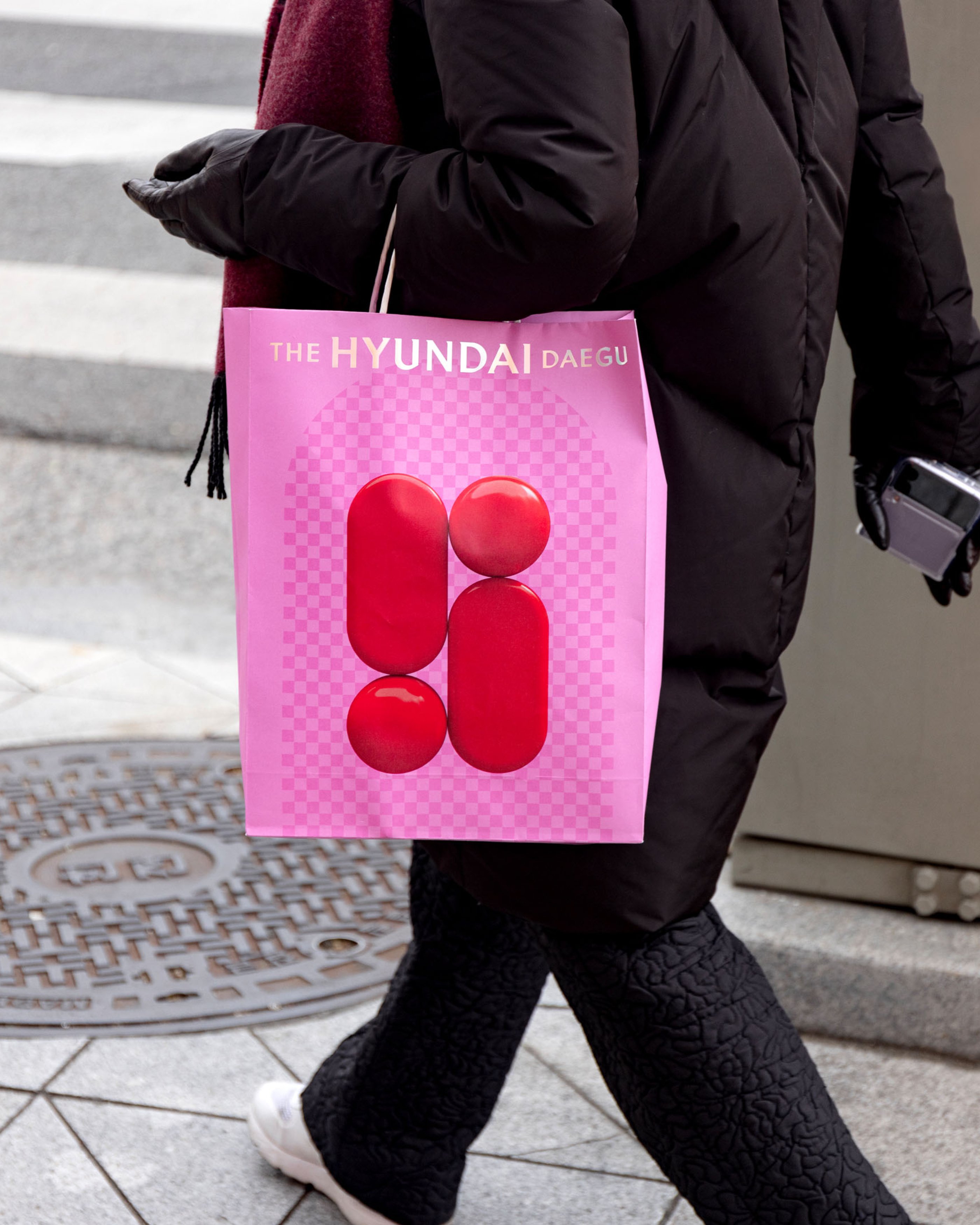 Shopping bag design as part of a campaign for the Hyundai Department Store in Daegu.