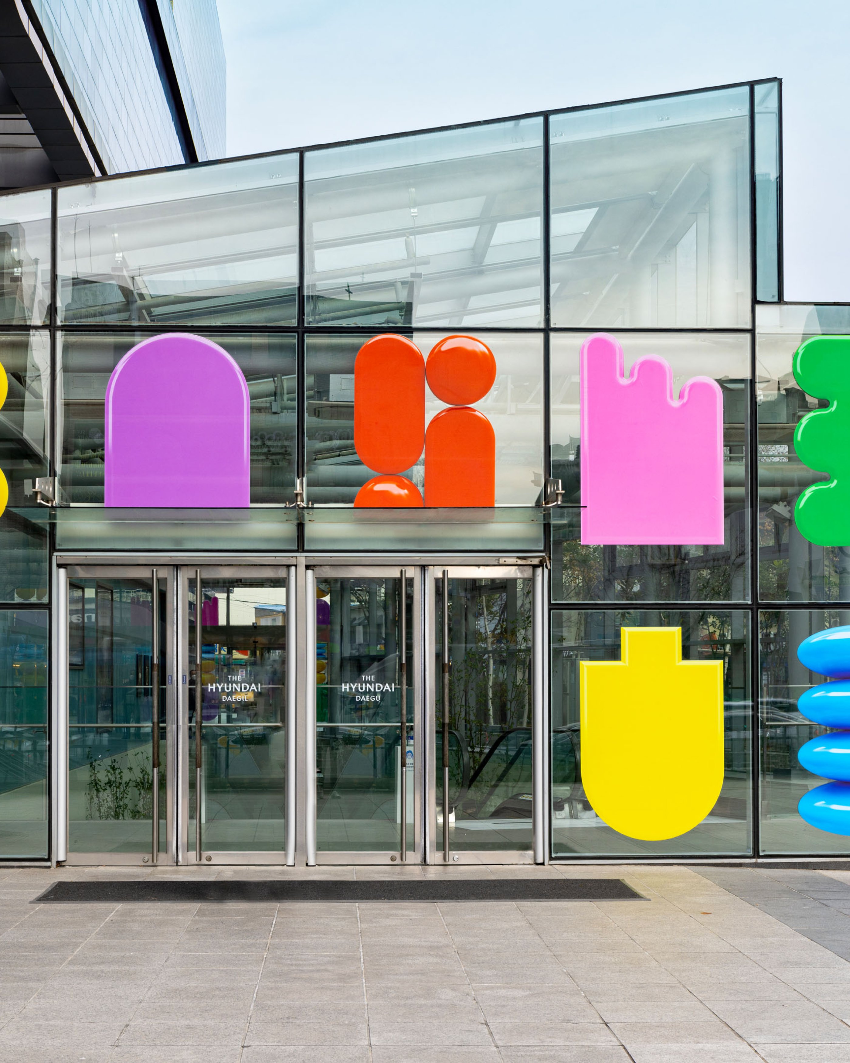 Super graphics as part of a campaign for the Hyundai Department Store in Daegu.