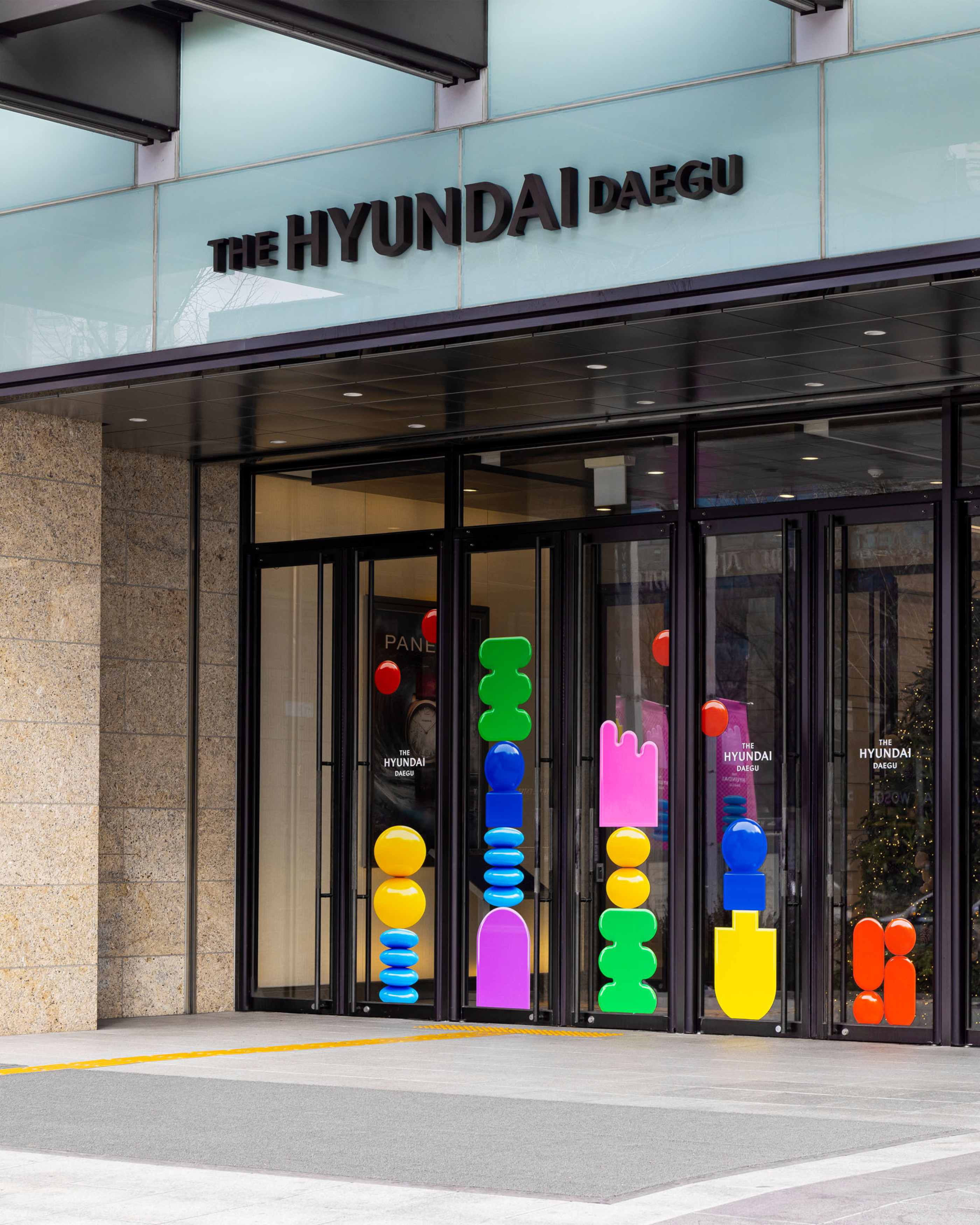 Super graphics as part of a campaign for the Hyundai Department Store in Daegu.